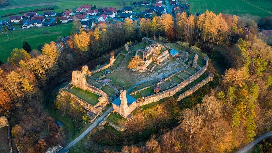 Burg Runding aus der Vogelperspektive: Den Ort möchte Bürgermeisterkandidatin Sandra Heunisch gern weiter entwickeln. Vielleicht ein grünes Klassenzimmer zwischen den Ruinen einrichten. Burg Runding aus der Vogelperspektive: Den Ort möchte Bürgermeisterkandidatin Sandra Heunisch gern weiter entwickeln. Vielleicht ein grünes Klassenzimmer zwischen den Ruinen einrichten.