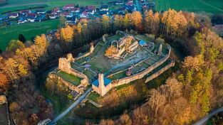 Burg Runding aus der Vogelperspektive: Den Ort m&ouml;chte B&uuml;rgermeisterkandidatin Sandra Heunisch gern weiter entwickeln. Vielleicht ein gr&uuml;nes Klassenzimmer zwischen den Ruinen einrichten.