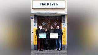 Erich Gruber, Claudia Kronfeldner, Andreas Dick und Prof. Markus V&ouml;lk (v.l.) freuen sich, dass Fred Dicks Kunst &uuml;ber dessen Tod hinaus Positives bewirkt.