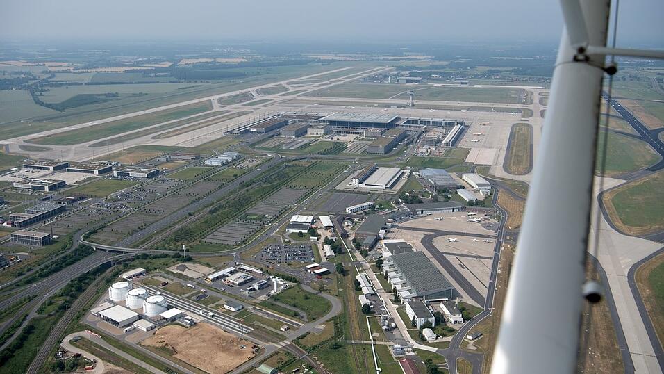 Am Freitag soll das endgültige Eröffnungsdatum des Berliner Hauptstadtflughafens beschlossen werden. Am Freitag soll das endgültige Eröffnungsdatum des Berliner Hauptstadtflughafens beschlossen werden.