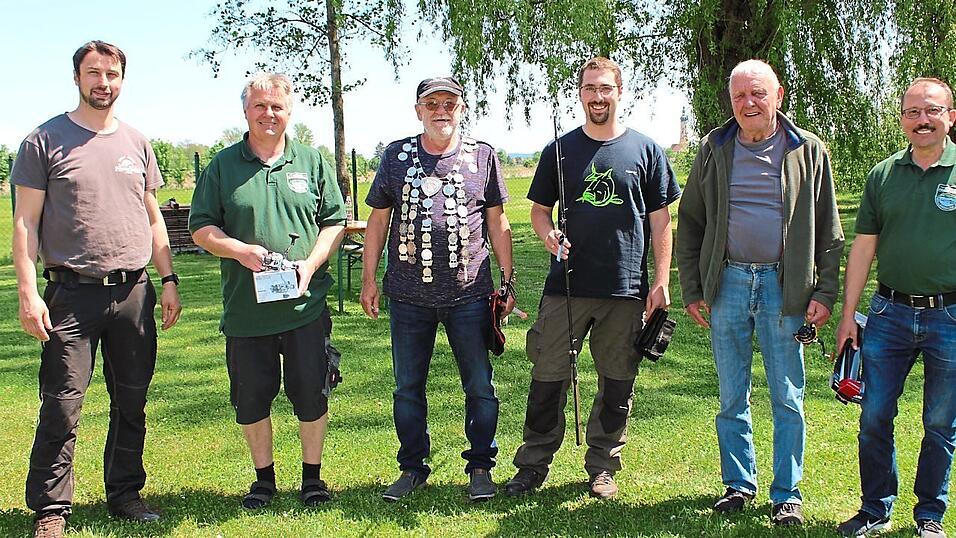 Für ein Jahr wird 'Säm' Grämmer nun die Königskette tragen. Die Sieger des diesjährigen Königsfischens mit zweitem Vorstand Werner Rohrmaier (2. von links) und Mike Kanitz (links), Gewässerwart und stets einsatzbereiter Helfer bei allen Unternehmungen des Kreisfischereivereins. Für ein Jahr wird 'Säm' Grämmer nun die Königskette tragen. Die Sieger des diesjährigen Königsfischens mit zweitem Vorstand Werner Rohrmaier (2. von links) und Mike Kanitz (links), Gewässerwart und stets einsatzbereiter Helfer bei allen Unternehmungen des Kreisfischereivereins.
