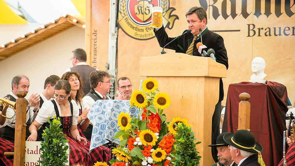 Alle Infos und Bilder gibt es hier.Foto: Mathias AdamImpressionen von der Volksfest-Er&ouml;ffnung im Nothaft-Festzelt.
