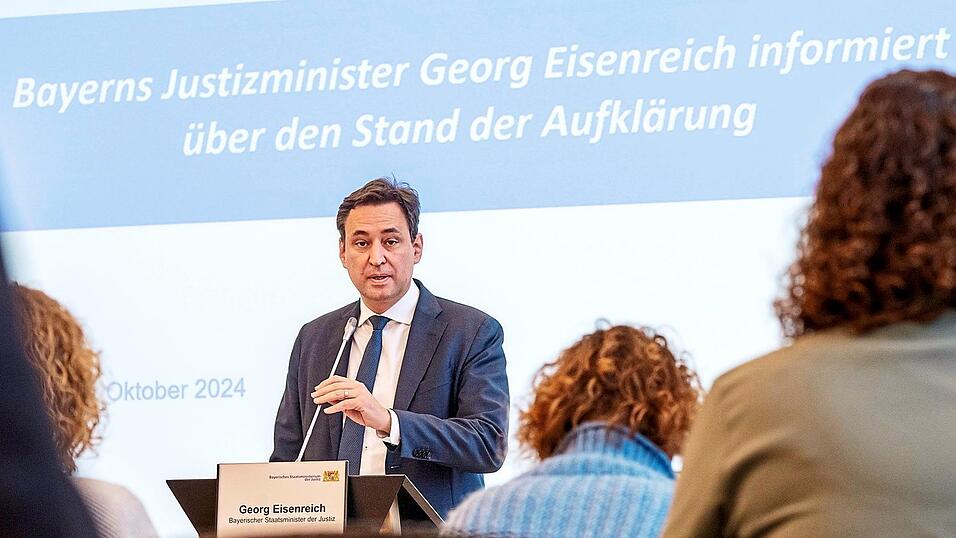Justizminister Georg Eisenreich informiert die Presse über den Stand der Ermittlungen. Die Verdachtsfälle in der JVA Augsburg-Gablingen bewegen ihn auch 'ganz persönlich', sagt der CSU-Politiker. Justizminister Georg Eisenreich informiert die Presse über den Stand der Ermittlungen. Die Verdachtsfälle in der JVA Augsburg-Gablingen bewegen ihn auch 'ganz persönlich', sagt der CSU-Politiker.