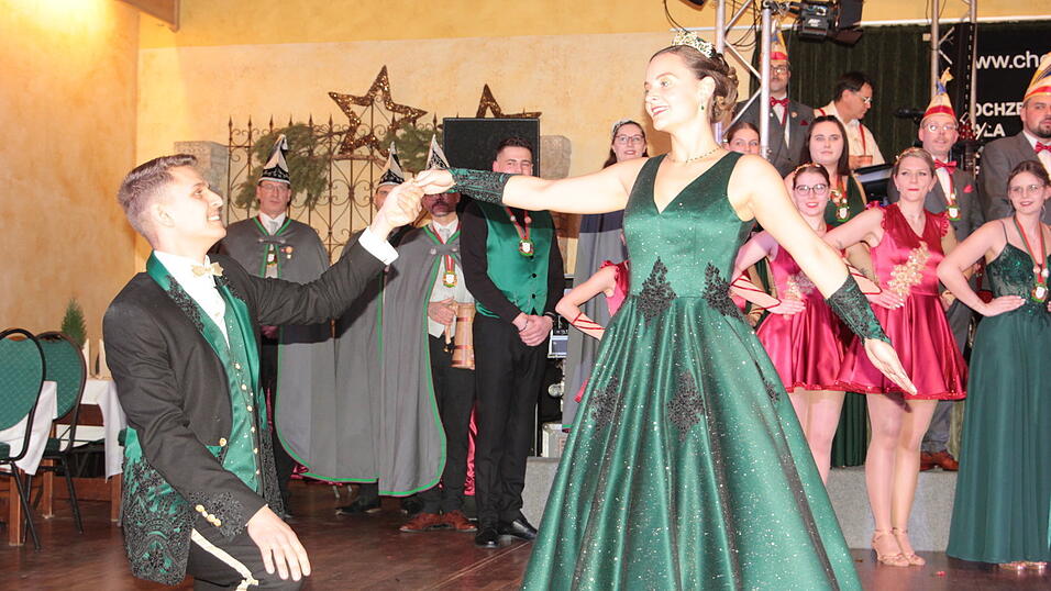 Das Prinzenpaar Simone II. und Daniel I. zeigten beim Inthronisationsball einen traumhaften Walzer. Das Prinzenpaar Simone II. und Daniel I. zeigten beim Inthronisationsball einen traumhaften Walzer.