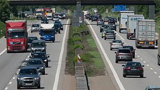 Autos und Lastwagen dr&auml;ngen auf der A3 nahe Neutraubling in Richtung Regensburg. Dieses Bild zeigte sich &uuml;ber den August auch am Sonntag. Aufgrund des Niedrigwassers der Donau durften Lastwagenfahrer auch sonntags die Autobahnen und weitere Stra&szlig;en passieren.