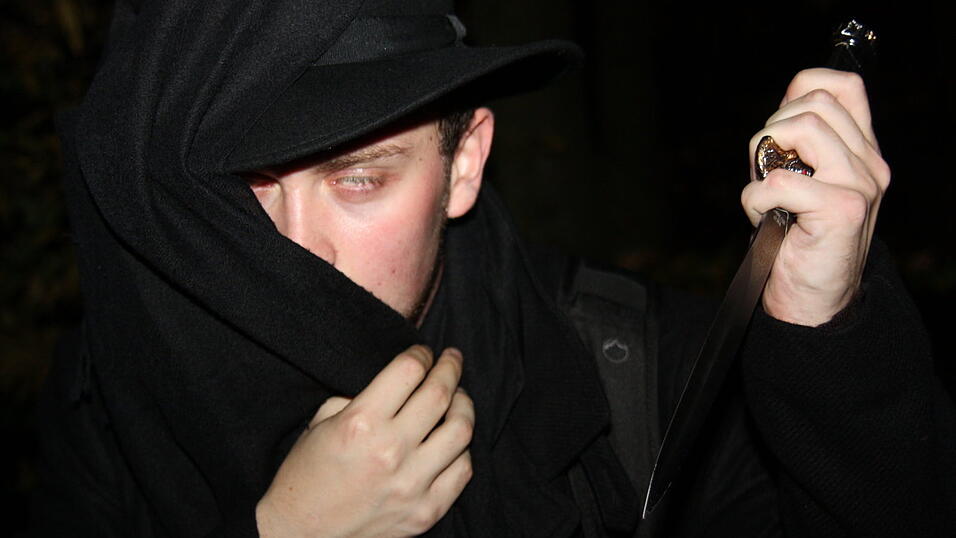 Videojournalist Mathias Adam (21) vor und hinter der Kamera. (Foto: Pfeffer)