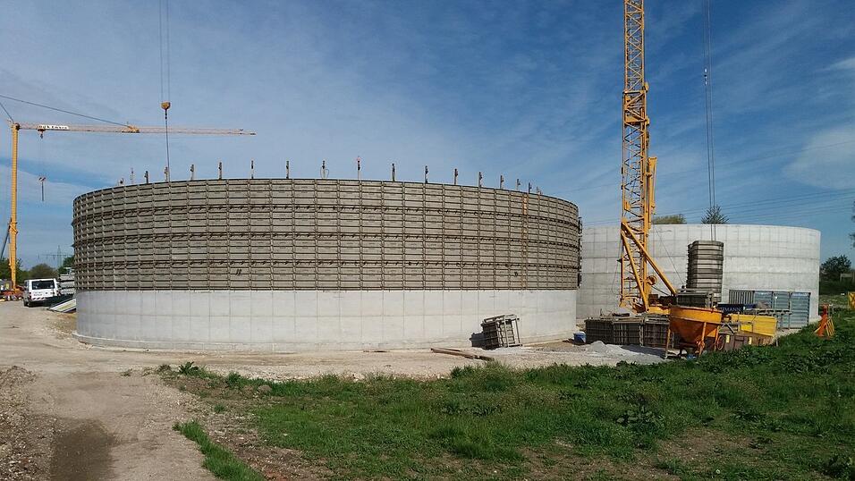 Die beiden großen Betonbecken, die SB-Reaktoren, wurden hergestellt.