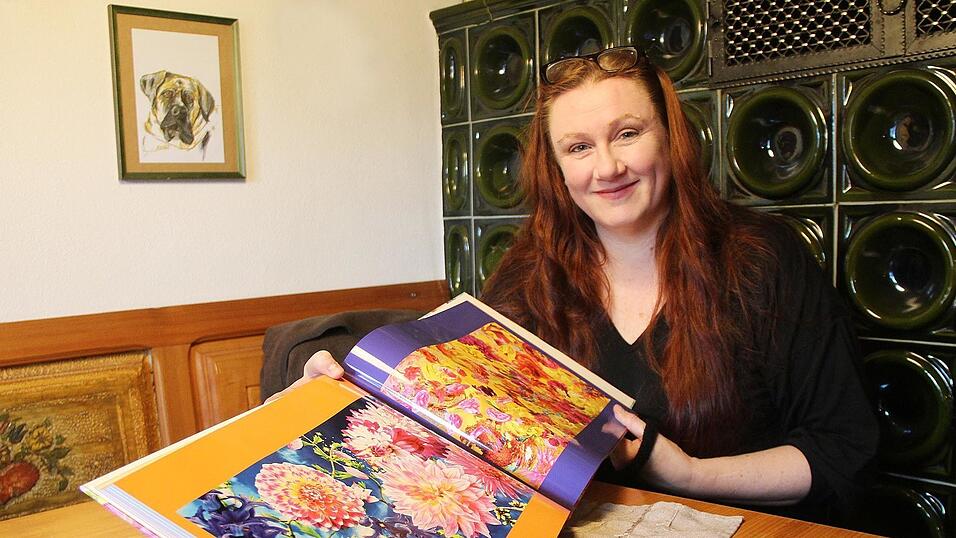 Tanja Raith, die sich selbst als Garten- und naturverliebtes Pop-Art-Blumenkind bezeichnet, hat ihre bisherigen Werke in einem dicken, aufwendigen Katalog zusammengefasst. Tanja Raith, die sich selbst als Garten- und naturverliebtes Pop-Art-Blumenkind bezeichnet, hat ihre bisherigen Werke in einem dicken, aufwendigen Katalog zusammengefasst.