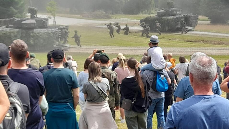 Die Vorführungen der Panzergrenadiere werden interessiert verfolgt. Die Vorführungen der Panzergrenadiere werden interessiert verfolgt.