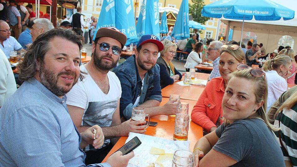 Viele Landshuter genossen ihren Freitagabend auf dem Bismarckplatzfest.
