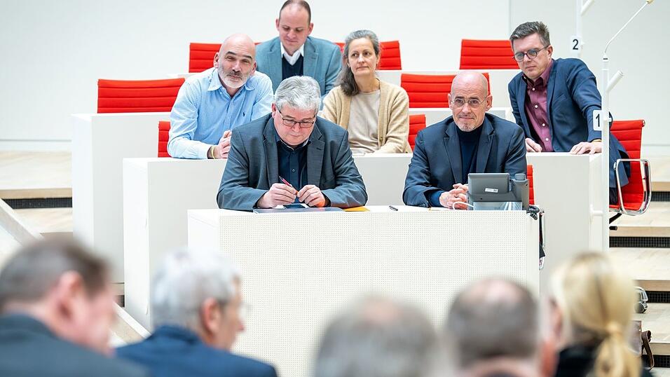 Die BSW-Landtagsfraktion hat nach dem Bruch der SPD/BSW-Koalition mit der AfD für eine Neuwahl gestimmt - der AfD-Antrag scheiterte aber. Die BSW-Landtagsfraktion hat nach dem Bruch der SPD/BSW-Koalition mit der AfD für eine Neuwahl gestimmt - der AfD-Antrag scheiterte aber.