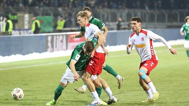 Einstand gelungen: Viel Stabilit&auml;t verleiht Neuzugang Malte Karbstein (2.v.l.) dem SSV Jahn bei seinem Deb&uuml;t in Schweinfurt.