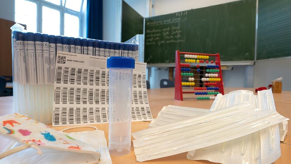 Viele Eltern wünschen sich flächendeckend den Einsatz von PCR-Corona-Pooltests.