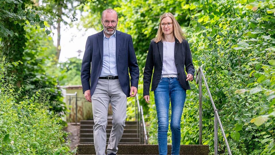 Manfred Weber, Vorsitzender der Europ&auml;ischen Volkspartei, geht neben seiner Frau Andrea zur Stimmabgabe. Die Europawahl begann am 6. Juni und in Deutschland wird am 9. Juni gew&auml;hlt.