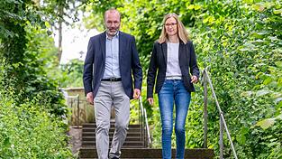 Manfred Weber, Vorsitzender der Europ&auml;ischen Volkspartei, geht neben seiner Frau Andrea zur Stimmabgabe. Die Europawahl begann am 6. Juni und in Deutschland wird am 9. Juni gew&auml;hlt.