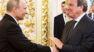 Ex-Bundeskanzler Gerhard Schr&ouml;der und Kremlchef Wladimir Putin hatten nach russischen Angaben ein Vieraugengespr&auml;ch. (Archivbild)