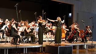 Das große Schulorchester mit Sixtine Chamousset an der Solo-Violine unter der Leitung von Monika Schwarz beendete die erste Hälfte des Sommerkonzerts im Montgelas-Gymnasium. Das große Schulorchester mit Sixtine Chamousset an der Solo-Violine unter der Leitung von Monika Schwarz beendete die erste Hälfte des Sommerkonzerts im Montgelas-Gymnasium.