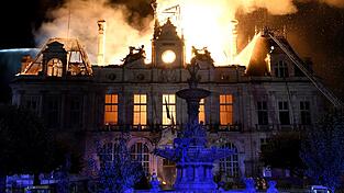 Das historische Rathaus von Limoges wurde durch einen von Randalierern gelegten Brand weitgehend zerstört. Das historische Rathaus von Limoges wurde durch einen von Randalierern gelegten Brand weitgehend zerstört.