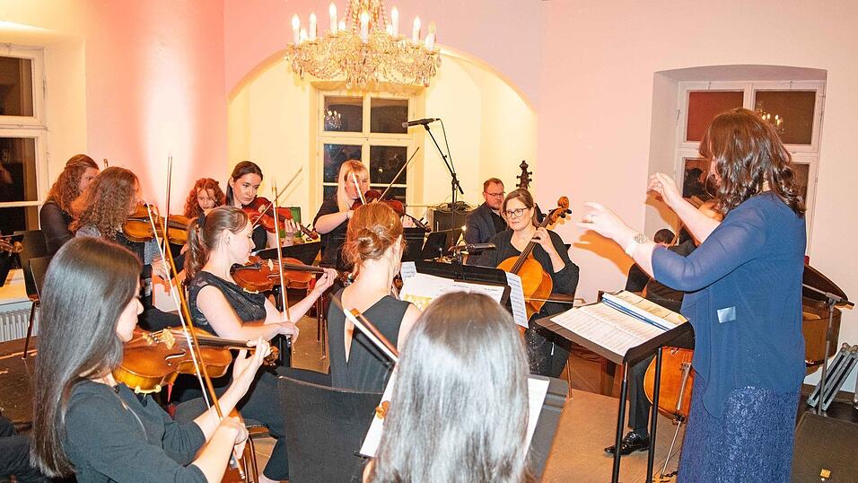 Ensembleleiterin und Dirigentin Stanislava Klinzing begeisterte mit dem Orchester &bdquo;Arnstorf Classics&ldquo; beim Neujahrskonzert im Festsaal des Schlosses Mariakirchen