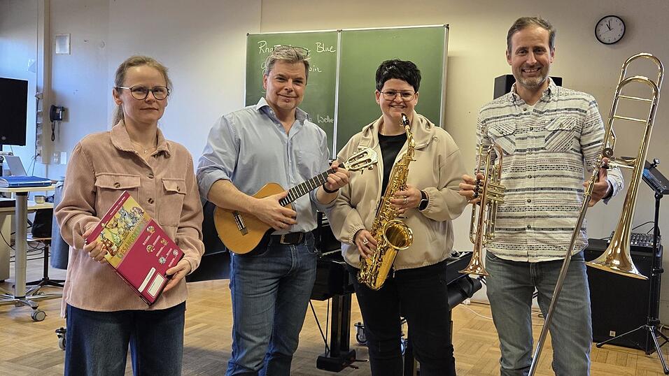 Kathrin Gaisa (v. l., Chor), Andreas Hofmann (Ukulele), Sabine Schmid (Alt- und Tenorsaxofon) und Alexander Götzfried (Trompete und Posaune) wollen den Realschülern das Musizieren und Singen näher bringen. Kathrin Gaisa (v. l., Chor), Andreas Hofmann (Ukulele), Sabine Schmid (Alt- und Tenorsaxofon) und Alexander Götzfried (Trompete und Posaune) wollen den Realschülern das Musizieren und Singen näher bringen.
