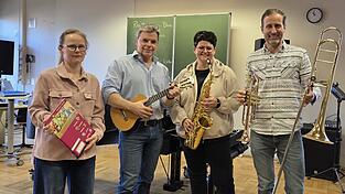 Kathrin Gaisa (v. l., Chor), Andreas Hofmann (Ukulele), Sabine Schmid (Alt- und Tenorsaxofon) und Alexander G&ouml;tzfried (Trompete und Posaune) wollen den Realsch&uuml;lern das Musizieren und Singen n&auml;her bringen.