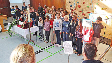 Die Kinder der Inklusionsklassen 3 und 4 sangen ein Loblied auf ihre St.-Wolfgang-Schule: „Wir wollen euch nur mal eben sagen, dass wir eine coole Schule sind und dass man keine bessere findet.“ Die Kinder der Inklusionsklassen 3 und 4 sangen ein Loblied auf ihre St.-Wolfgang-Schule: „Wir wollen euch nur mal eben sagen, dass wir eine coole Schule sind und dass man keine bessere findet.“