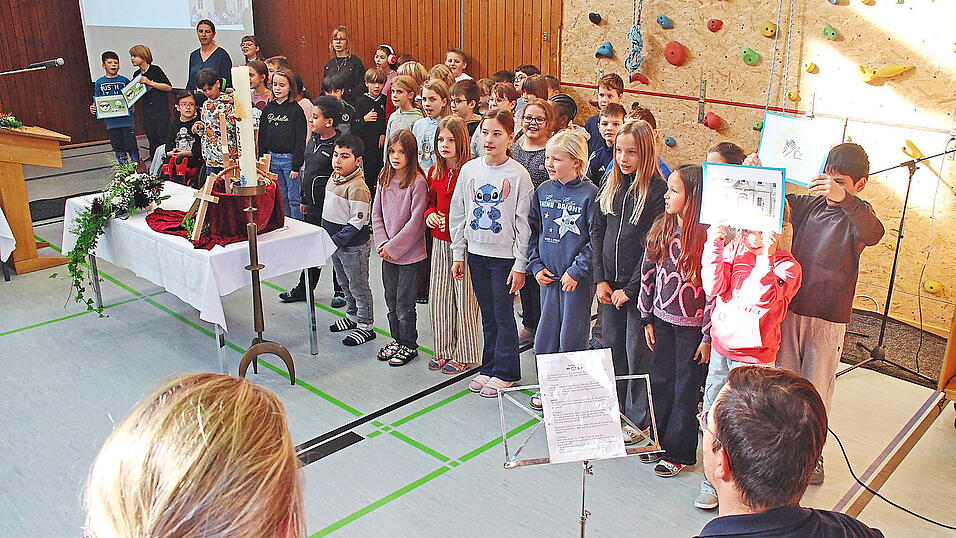 Die Kinder der Inklusionsklassen 3 und 4 sangen ein Loblied auf ihre St.-Wolfgang-Schule: &bdquo;Wir wollen euch nur mal eben sagen, dass wir eine coole Schule sind und dass man keine bessere findet.&ldquo;