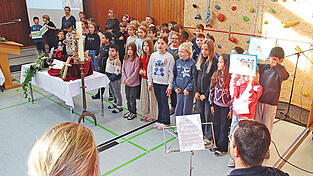 Die Kinder der Inklusionsklassen 3 und 4 sangen ein Loblied auf ihre St.-Wolfgang-Schule: &bdquo;Wir wollen euch nur mal eben sagen, dass wir eine coole Schule sind und dass man keine bessere findet.&ldquo;
