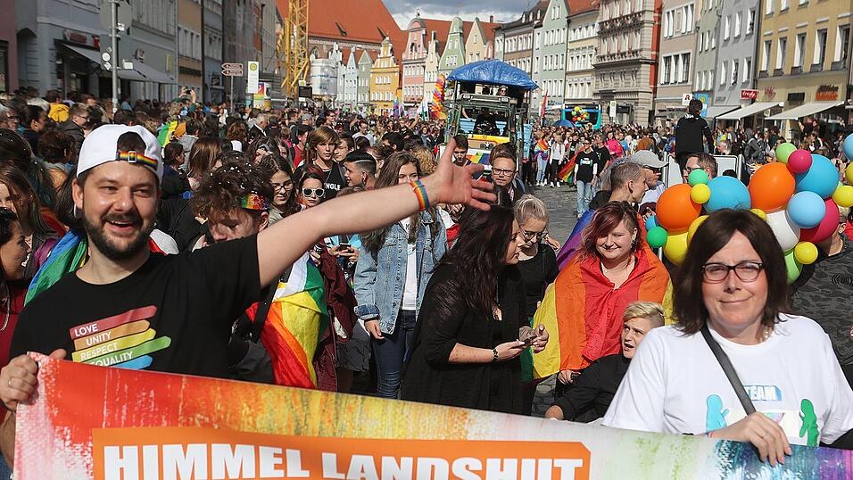 Knapp 2.000 Teilnehmer feierten am Samstag in Landhut den ersten Christopher-Street-Day Niederbayerns.