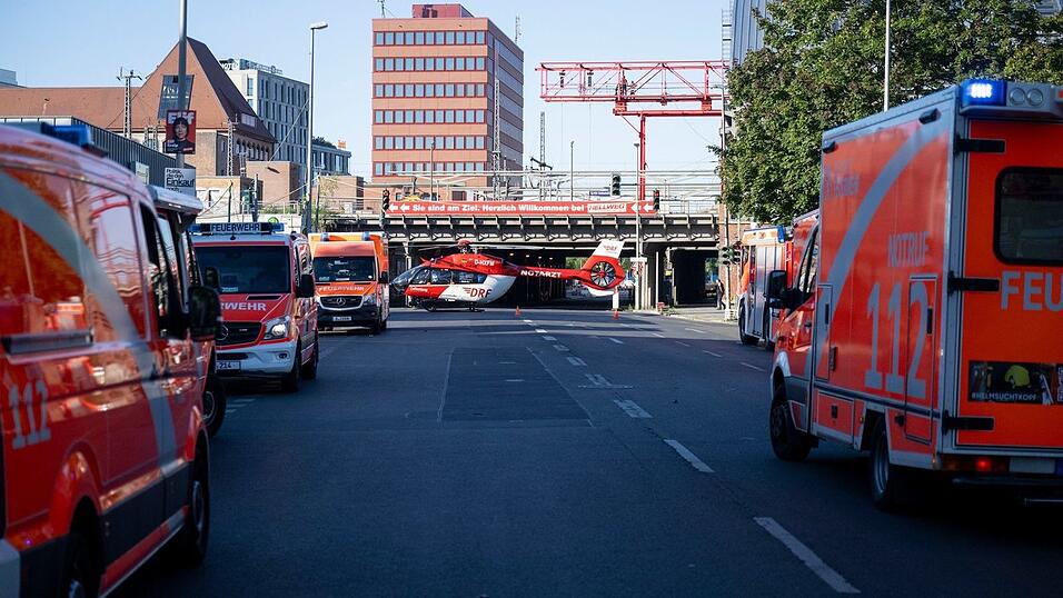 Auch ein Rettungshubschrauber stand bereit, wurde aber nicht für den Transport benötigt. Auch ein Rettungshubschrauber stand bereit, wurde aber nicht für den Transport benötigt.