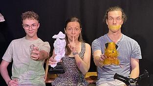 Dominik Wieser als Quirin, Monika Bormeth als Ramona und Thomas Krenn als Marvin (v.l.) fahren gemeinsam in einem Bulli. Dominik Wieser als Quirin, Monika Bormeth als Ramona und Thomas Krenn als Marvin (v.l.) fahren gemeinsam in einem Bulli.