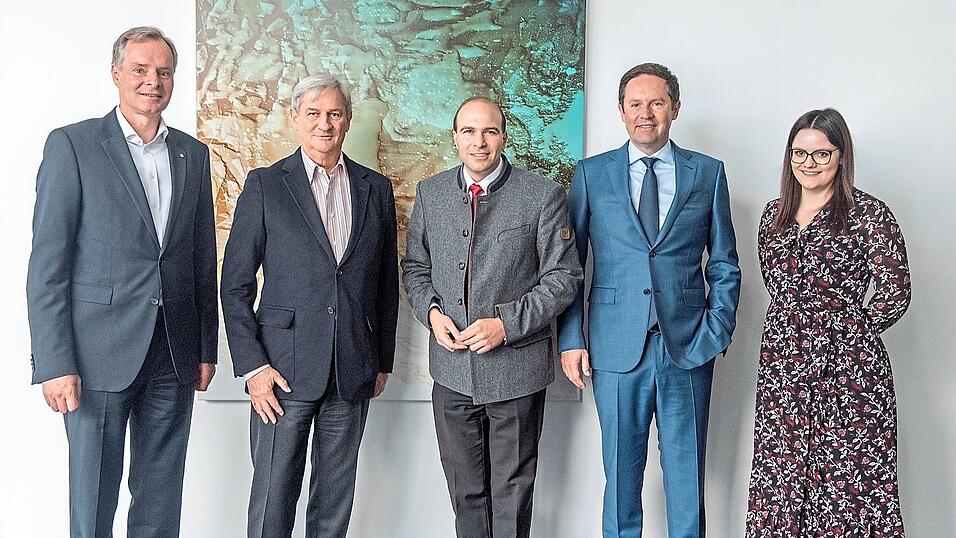 Tobias Nickel, verantwortlich für Marketing und Unternehmenskommunikation bei Dräxlmaier, Fritz Dräxlmaier, Florian Oßner, Jürgen Otto und Lisa Dräxlmaier (von links). Tobias Nickel, verantwortlich für Marketing und Unternehmenskommunikation bei Dräxlmaier, Fritz Dräxlmaier, Florian Oßner, Jürgen Otto und Lisa Dräxlmaier (von links).