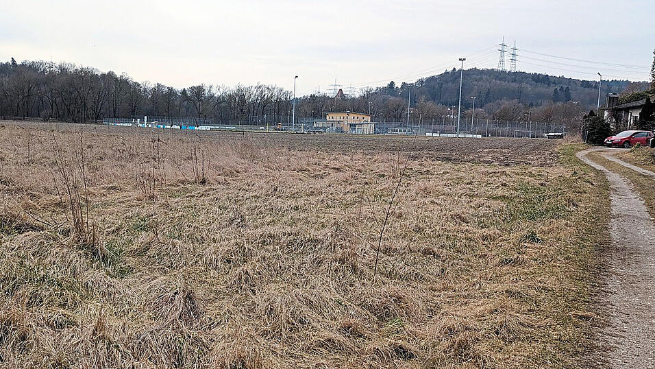 Südlich der Friedhofstraße soll der neue Gemeindekindergarten gebaut werden. Südlich der Friedhofstraße soll der neue Gemeindekindergarten gebaut werden.