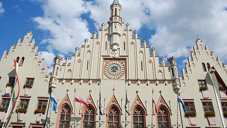 Am 8. M&auml;rz geht es bei der Kommunalwahl um den Einzug in den Stadtrat und um das Oberb&uuml;rgermeisteramt. Wie der Wahlausschuss am Dienstag beschloss, d&uuml;rfen bei der Stadtratswahl die Junge Union und Zukunft Landshut teilnehmen. Ins Rennen um den OB-Sessel d&uuml;rfen Olaf Minet als Einzelbewerber und Norbert Hoffmann (Zukunft Landshut) gehen. Sie alle haben die notwendigen 340 Unterst&uuml;tzerunterschriften erreicht.