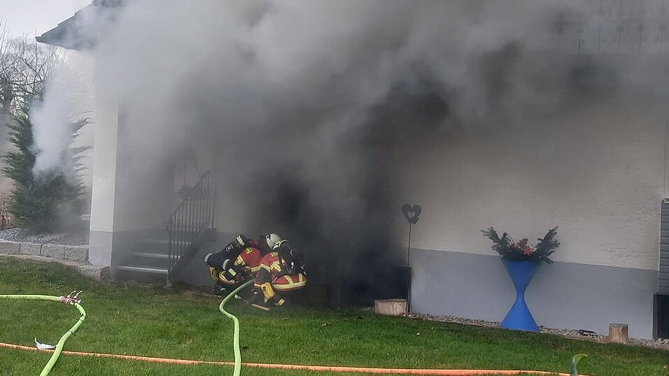 Rauchschwaden zogen aus dem Haus.