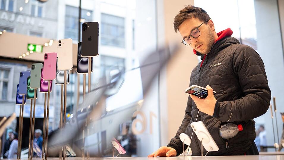 Smartphone-Käufer in Deutschland achten nach einer Bitkom-Studie immer stärker auf KI-Funktionen des Gerätes.