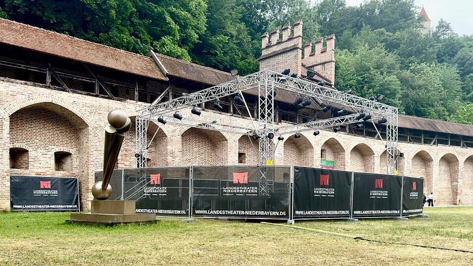 Vor der beeindruckenden Kulisse des Koenigmuseums im Prantlgarten wird derzeit die Bühne für die Freiluft-Aufführungen des Landestheaters Niederbayern aufgebaut. Vor der beeindruckenden Kulisse des Koenigmuseums im Prantlgarten wird derzeit die Bühne für die Freiluft-Aufführungen des Landestheaters Niederbayern aufgebaut.