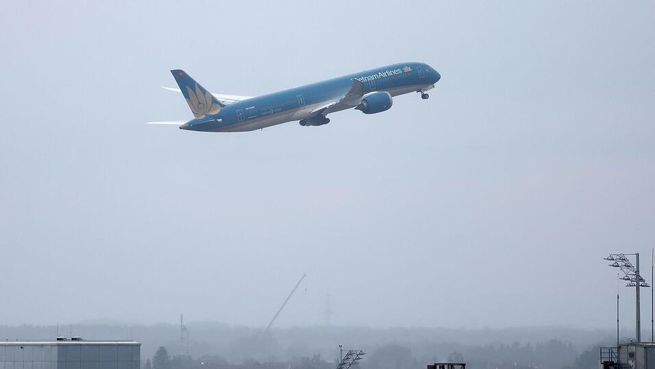 Der Flug VN34 startete wegen schlechten Wetters verspätet. Der Flug VN34 startete wegen schlechten Wetters verspätet.
