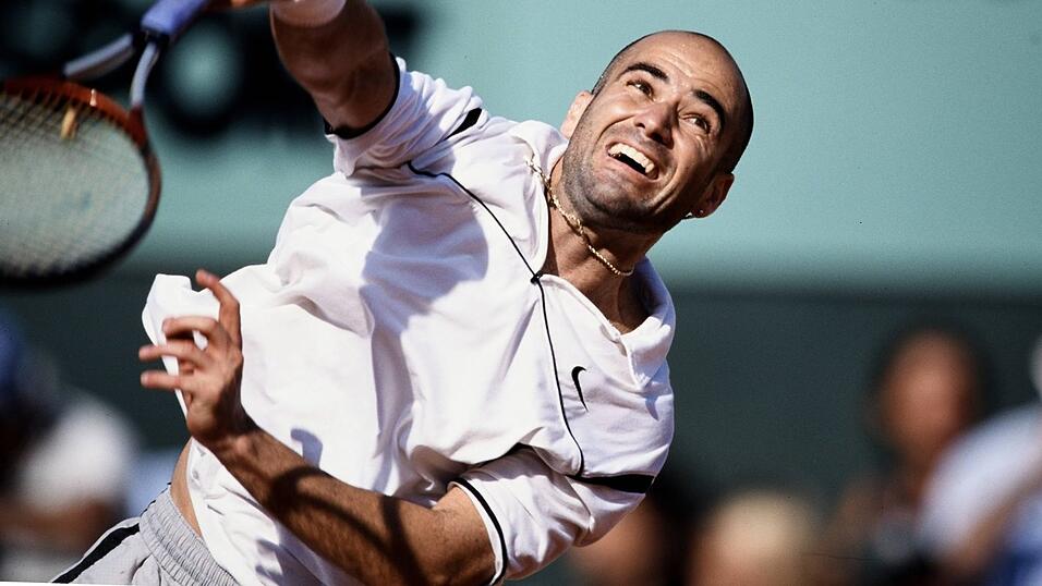 Grand Slam: Der Sieg bei den 'French Open' 1999 war der H&ouml;hepunkt von Agassis spektakul&auml;rem Comeback. Nun war er der insgesamt f&uuml;nfte Tennisspieler der Geschichte, der alle 'Grand-Slam'-Turniere in seiner Karriere mindestens einmal gewinnen konnte - und der erste, der bis dahin auf drei verschiedenen Bel&auml;gen siegreich war.
