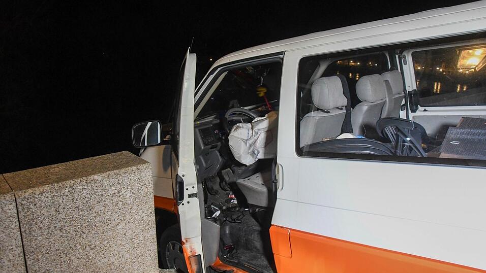 Der VW-Bus blieb im Geländer der Steinernen Brücke stecken. Der VW-Bus blieb im Geländer der Steinernen Brücke stecken.