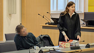 Der Polizist, der den Angeklagten ansprechen sollten, mussten damit rechnen, dass er sich Waffen besorgt hatte und erneut ausrasten würde. Der Polizist, der den Angeklagten ansprechen sollten, mussten damit rechnen, dass er sich Waffen besorgt hatte und erneut ausrasten würde.