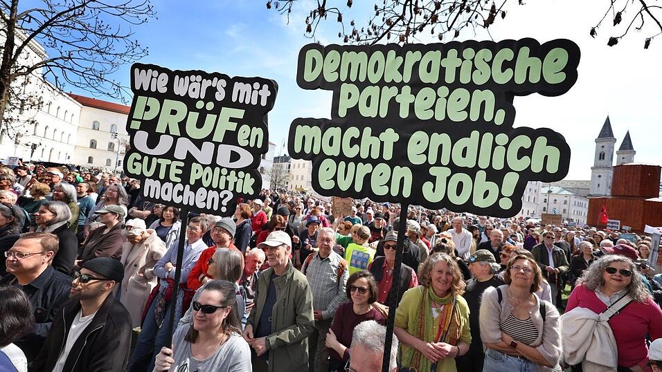 Demonstranten beteiligen sich an einer Kundgebung des Wohn- und Kulturzentrums f&uuml;r Gefl&uuml;chtete &laquo;Bellevue di Monaco&raquo; zur &laquo;Pr&uuml;f-Kampagne&raquo;. Diese fordert, dass alle rechtsextreme Parteien vom Bundesverfassungsgericht &uuml;berpr&uuml;ft werden.