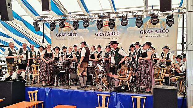 Z&uuml;nftig wurde es am Sonntag beim Fr&uuml;hschoppen mit der Musikkapelle Neubeuern.