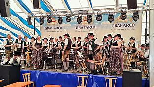 Z&uuml;nftig wurde es am Sonntag beim Fr&uuml;hschoppen mit der Musikkapelle Neubeuern.