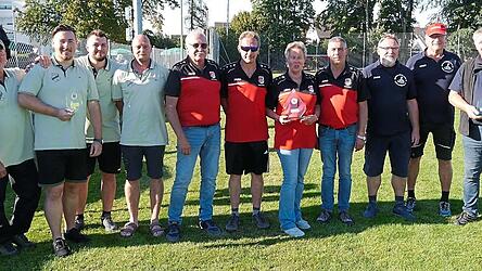 Spannung pur gab es beim Turnier: Der ETSV 09 Landshut (Mitte) landete auf Platz eins. Auf den Plätzen folgten der FC Teugn und das Kreis-106-Team um Hermann Stadler. Spannung pur gab es beim Turnier: Der ETSV 09 Landshut (Mitte) landete auf Platz eins. Auf den Plätzen folgten der FC Teugn und das Kreis-106-Team um Hermann Stadler.