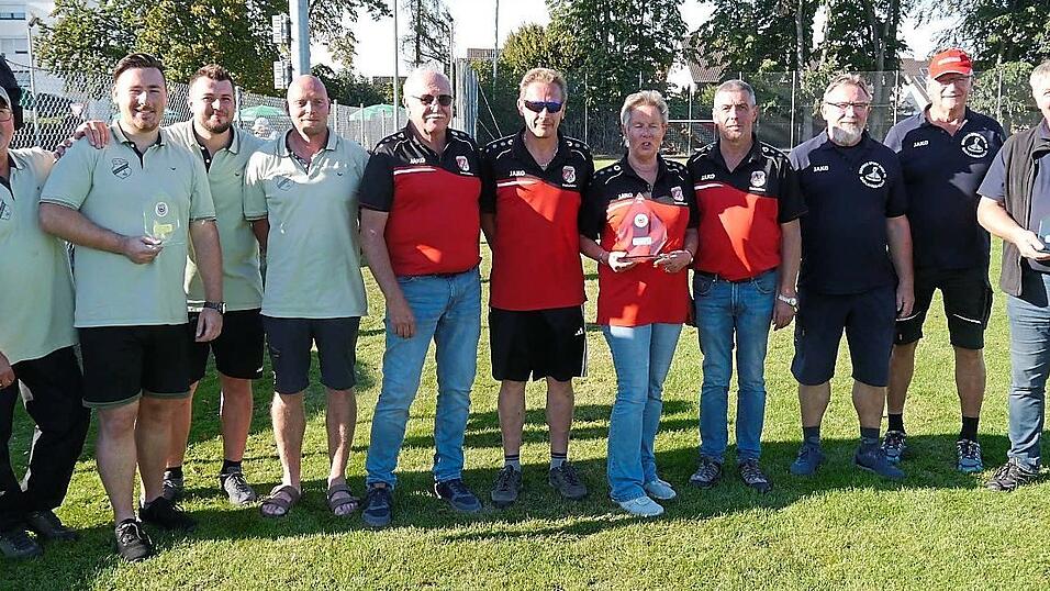 Spannung pur gab es beim Turnier: Der ETSV 09 Landshut (Mitte) landete auf Platz eins. Auf den Plätzen folgten der FC Teugn und das Kreis-106-Team um Hermann Stadler. Spannung pur gab es beim Turnier: Der ETSV 09 Landshut (Mitte) landete auf Platz eins. Auf den Plätzen folgten der FC Teugn und das Kreis-106-Team um Hermann Stadler.