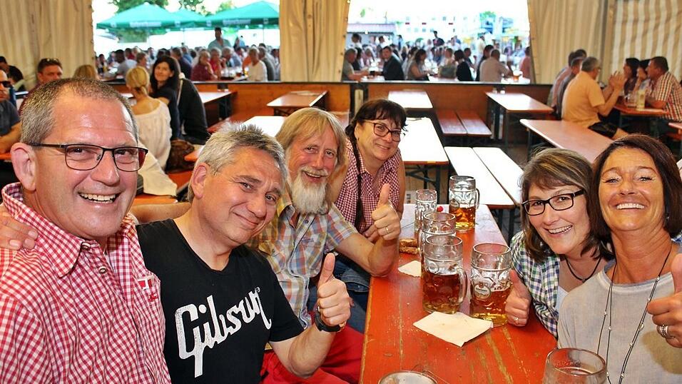 Auch am Freitag war super Stimmung am Ergoldinger Volksfest. Auch am Freitag war super Stimmung am Ergoldinger Volksfest.