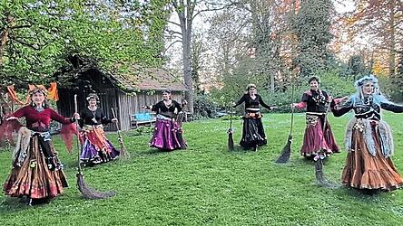 Eine Schar Hexen erschien zu mystischen Kl&auml;ngen auf der Schlosswiese.