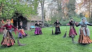 Eine Schar Hexen erschien zu mystischen Kl&auml;ngen auf der Schlosswiese.