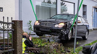 Vor dem Landgericht Passau ist ein Mann zu acht Jahren Haft verurteilt worden, weil er mit seinem Auto seine Ex-Partnerin, seine Tochter und eine Freundin seiner Ex-Partnerin angefahren hat. (Archivbild) Vor dem Landgericht Passau ist ein Mann zu acht Jahren Haft verurteilt worden, weil er mit seinem Auto seine Ex-Partnerin, seine Tochter und eine Freundin seiner Ex-Partnerin angefahren hat. (Archivbild)